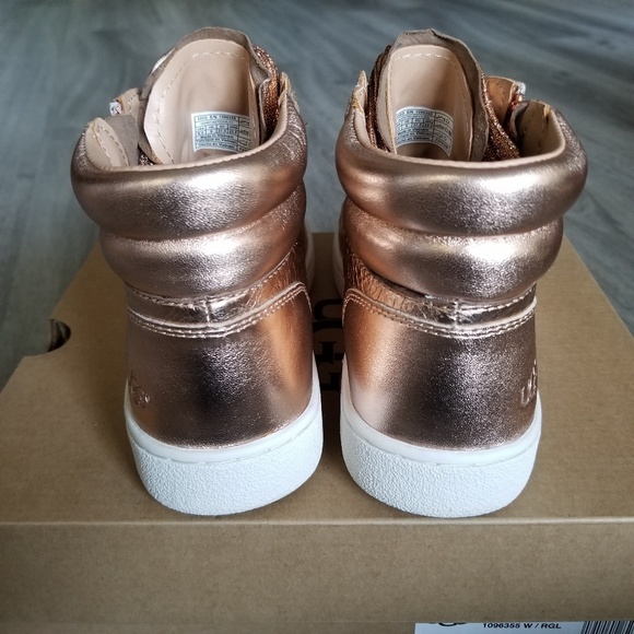 UGG  Olive Metallic Sneakers. - Picture 4 of 6